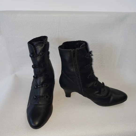 Boots - Picture 6 of 16